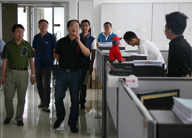 集團領導蒞臨新疆事業(yè)部慰問干部員工